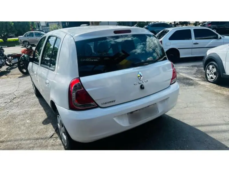 Clio Hatch - Foto