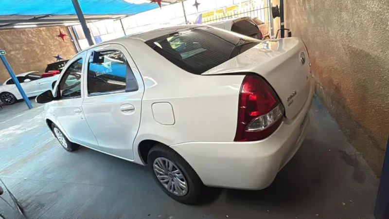 Etios Sedan - Foto