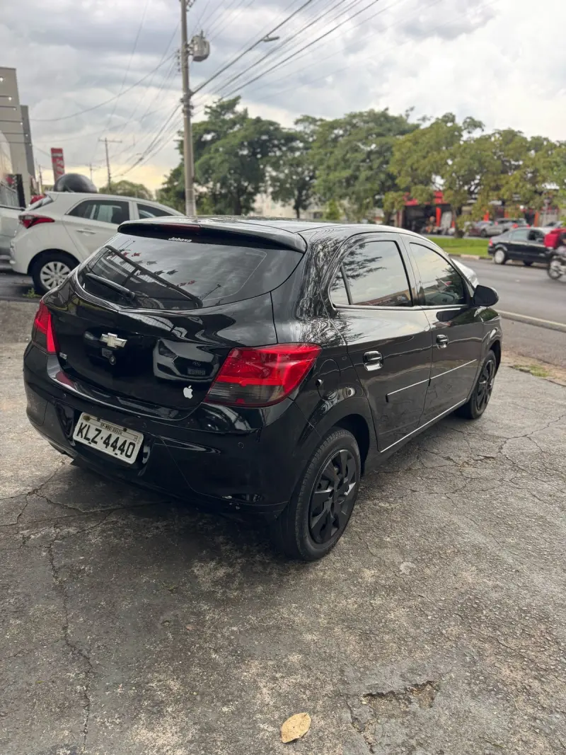 Onix Hatch - Foto