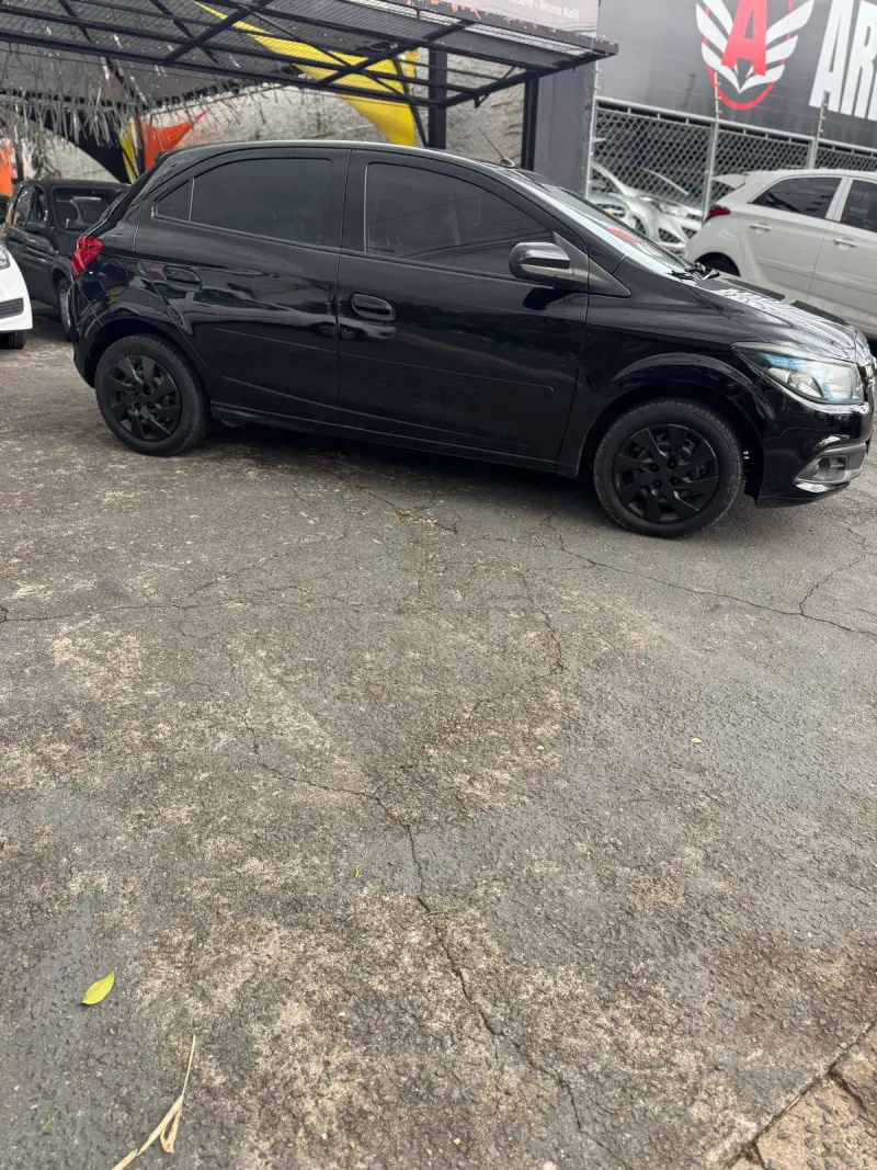 Onix Hatch - Foto