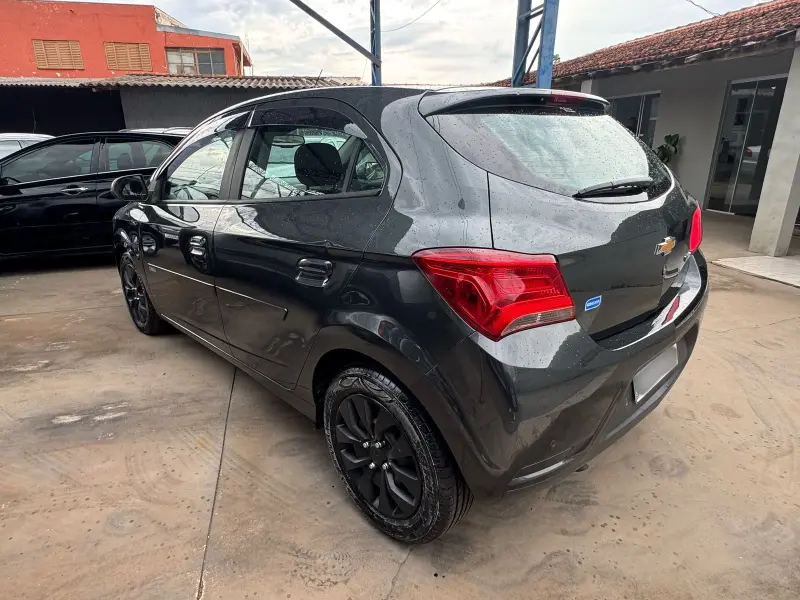 Onix Hatch - Foto