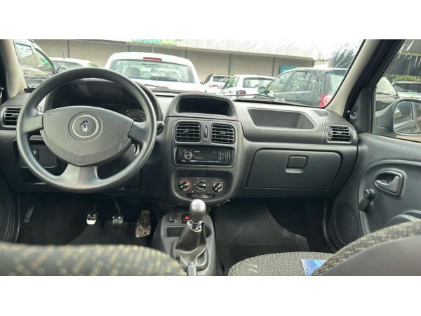 Clio Hatch - Foto