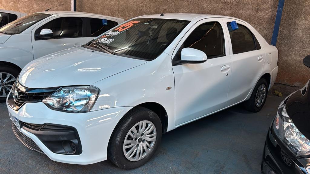 Etios Sedan - Foto